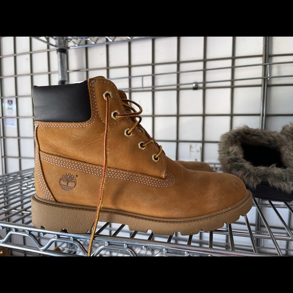 Size 5.5 boys timberlands - Picture 1 of 1
